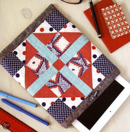 Quilthoes voor tablet met rood, wit, blauw en lichtblauw ruitpatroon.