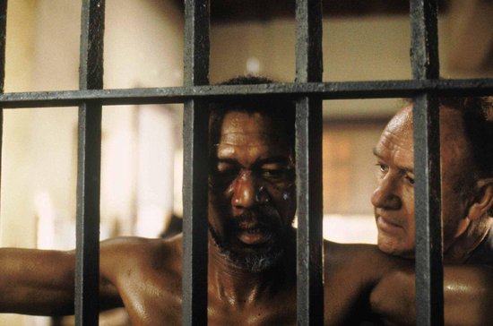 Morgan Freeman en Gene Hackman achter tralies in een gevangeniscel.