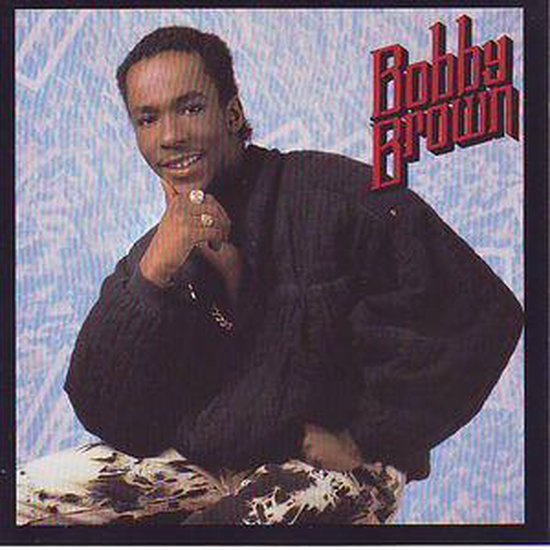 Bobby Brown, rapper, draagt een zwart vest en een broek met abstracte print. Achtergrond met geometrische patronen.