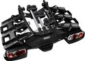 Zwarte Thule VeloCompact fietsendrager met achterlichten, voor 3 fietsen.