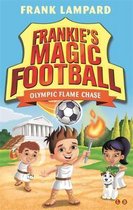 Couverture du livre "Frankie's Magic Football: Olympic Flame Chase". Un garçon avec un ballon de foot et une torche enflammée, deux autres enfants et un petit chien devant un temple grec.