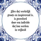 Tegeltje met Spreuk (Tegeltjeswijsheid): Alles dat werkelijk groots en inspirerend is, is gecre�erd door een individu dat kon werken in vrijheid + Kado verpakking & Plakhanger