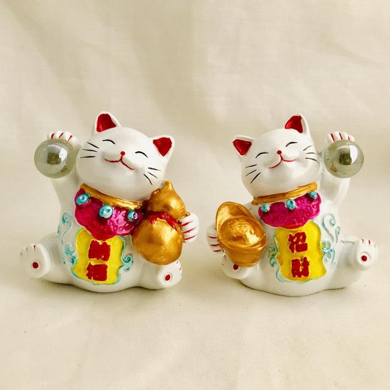 Geluksbrenger Japanse gelukskat-Het geluks katje "maneki neko." set van 2 stuks 6x6x4.5cm