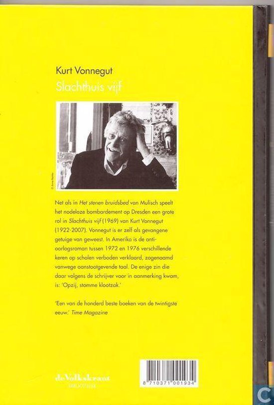 Gele achterpagina van 'Slachthuis vijf' van Kurt Vonnegut met een foto van de auteur en tekst. Barcode onderaan.