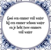 Tegeltje met Spreuk (Tegeltjeswijsheid): Gooi een emmer vuil water bij een emmer schoon water en je hebt twee emmers vuil water + Kado verpakking & Plakhanger