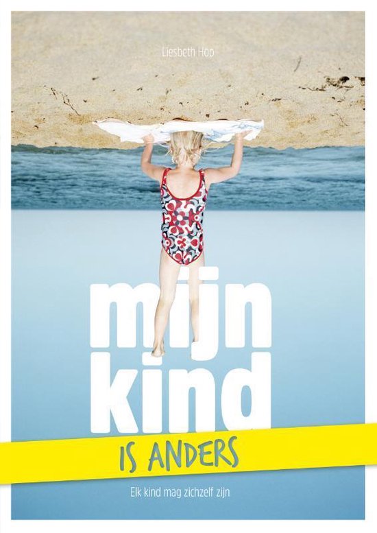 Een jong meisje met blonde haren staat met haar rug naar de kijker toe, met een badpak met rode en witte bloemenprint. Ze houdt een handdoek boven haar hoofd. De titel 'Mijn kind is anders' staat op de voorgrond.