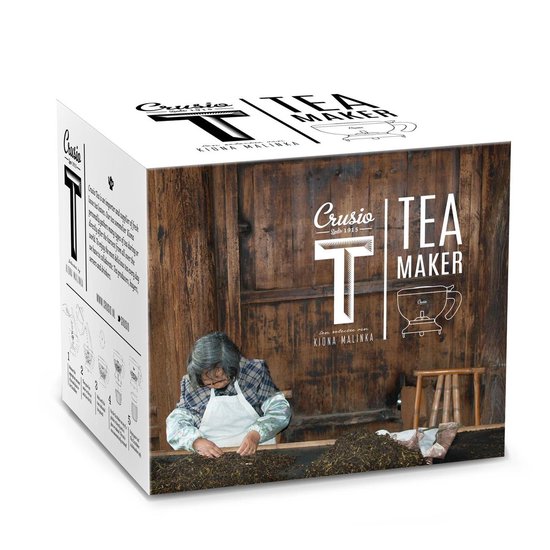 Verpakking van de Crusio Tea Maker met een vrouw die thee verwerkt op de voorgrond.