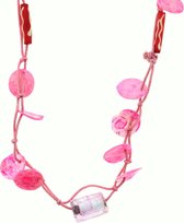 Lange roze ketting van touw met schelpen en glaskralen