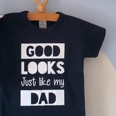 Baby Romper donkerblauw met tekst opdruk good looks just like my dad  | korte mouw | donkerblauwe met wit | maat 62/68