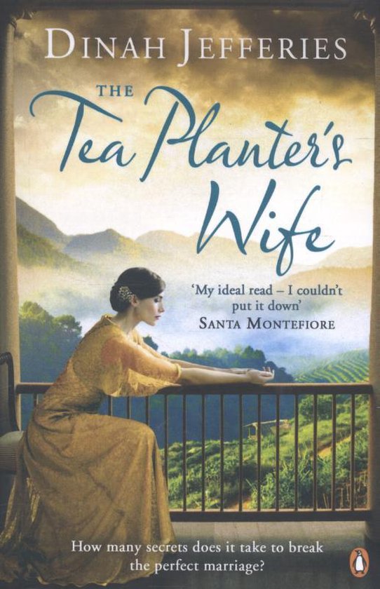 Boekcover 'The Tea Planter's Wife'. Vrouw in gele jurk leunt op reling met theeplantages op achtergrond.