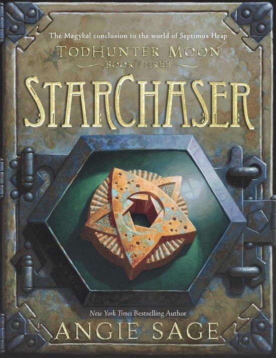 De kaft van het boek 'TodHunter Moon, Book Three: StarChaser' toont een antiek, groen en bronskleurig metalen slot met een ster-vormig medaillon. Tekst zegt: 'The Magykal conclusion to the world of Septimus Heap', 'TodHunter Moon', 'Book Three', 'StarChaser', 'New York Times Bestselling Author', 'Angie Sage'.