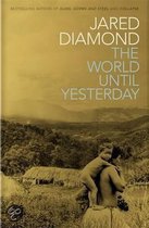 Boek "The World Until Yesterday" van Jared Diamond met op de voorkant een kind op de rug van een volwassene, tegen een achtergrond van bergen en vegetatie.