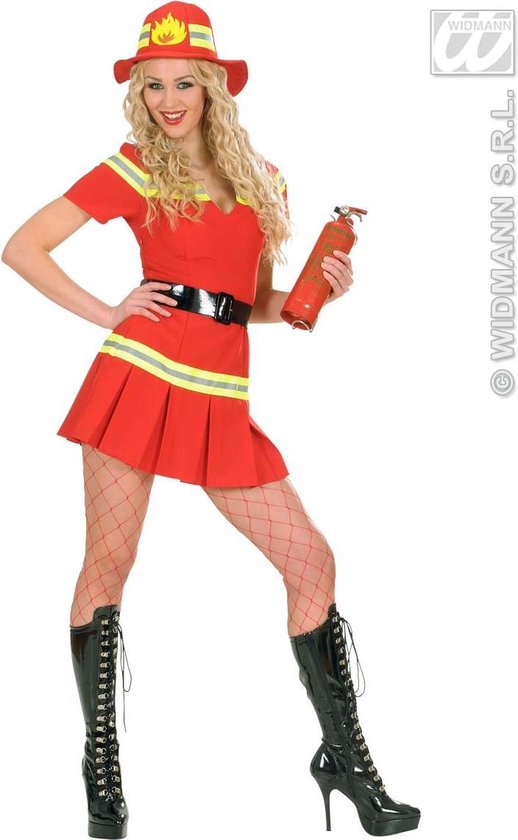 Rood brandweer kostuum met hoed en brandblusser, reflecterende strepen, zwarte riem en netkousen.