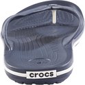 Donkerblauwe Crocs flipflop met witte strepen op de zoolrand. Op de zool staat 'crocs' in witte letters.