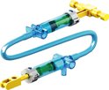 Blauwe hydraulische pomp met een transparante cilinder, een blauwe slang en een geel handvat.