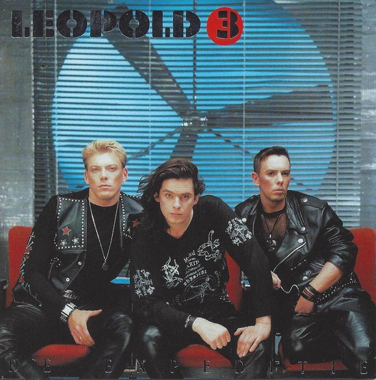 Drie mannen in leren kleding, zittend voor een blauwe jaloezie achtergrond. Links staat "LEOPOLD 3".