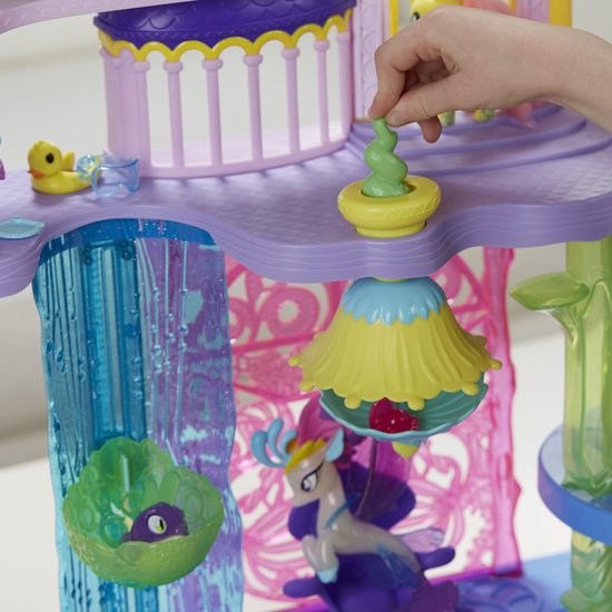 Gedetailleerde close-up van het paarse, roze en gele My Little Pony kasteel.