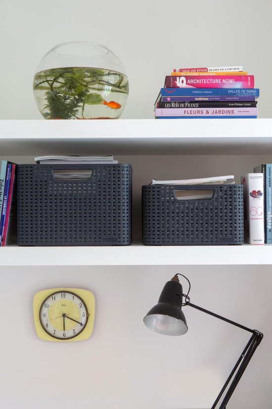 Twee donkergrijze Curver manden met vlechtpatroon op een boekenplank, naast een aquarium.
