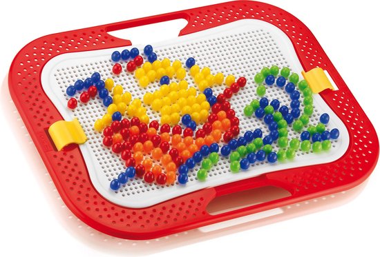 Rood pegboard met een mozaïek van gekleurde pegjes in rood, oranje, geel en blauw.