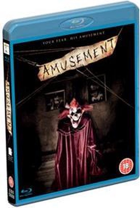 Hoes van de Blu-ray disc van Amusement. Een enge clown in een rode mantel staat voor een bord met 'AMUSEMENT'. De slogan luidt: 'Your fear. His amusement.'