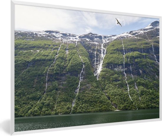 Foto in lijst - Vogels boven watervallen Geirangerfjord in Noorwegen fotolijst wit 60x40 cm - Poster in lijst (Wanddecoratie woonkamer / slaapkamer)
