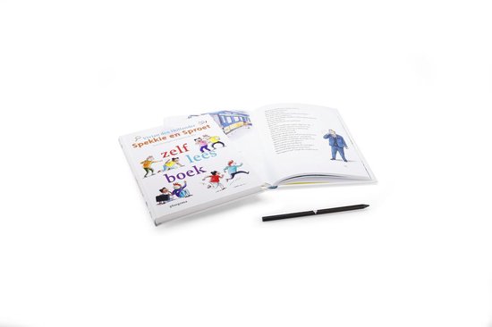 Een open boek "Spekkie en Sproet" met illustraties op de voorkant en tekst op de pagina's. Een pen ligt ernaast.