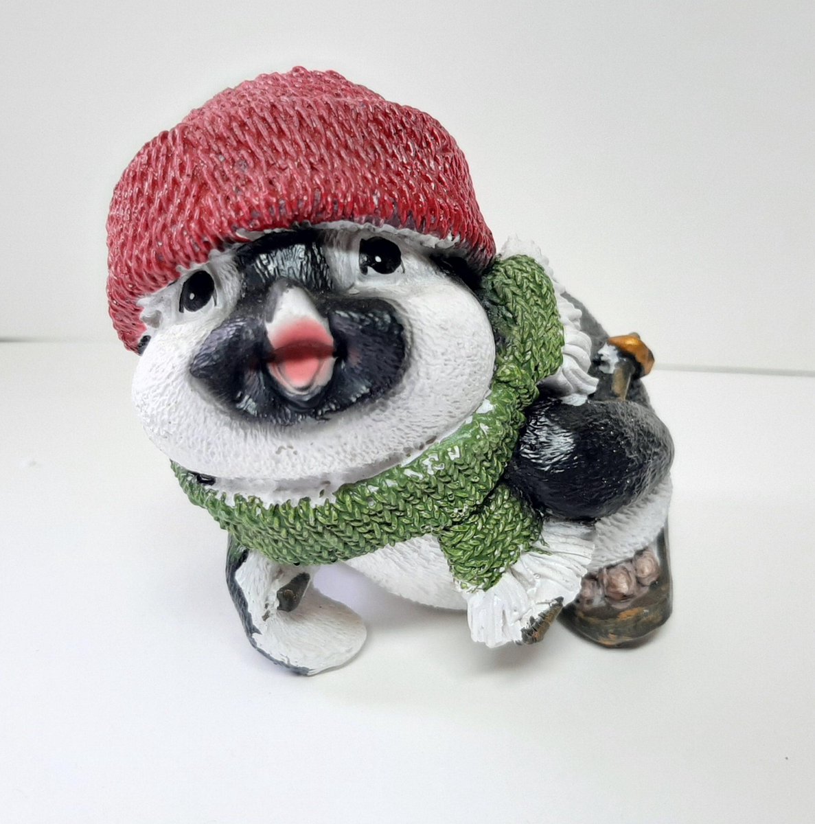Figurine pingouin sur skis avec bonnet rouge et écharpe verte sur le devant  | bol.com