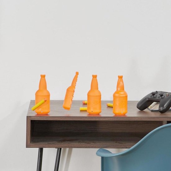Vier oranje flessen op een bureau, één wordt geraakt door een gele Nerf pijl.