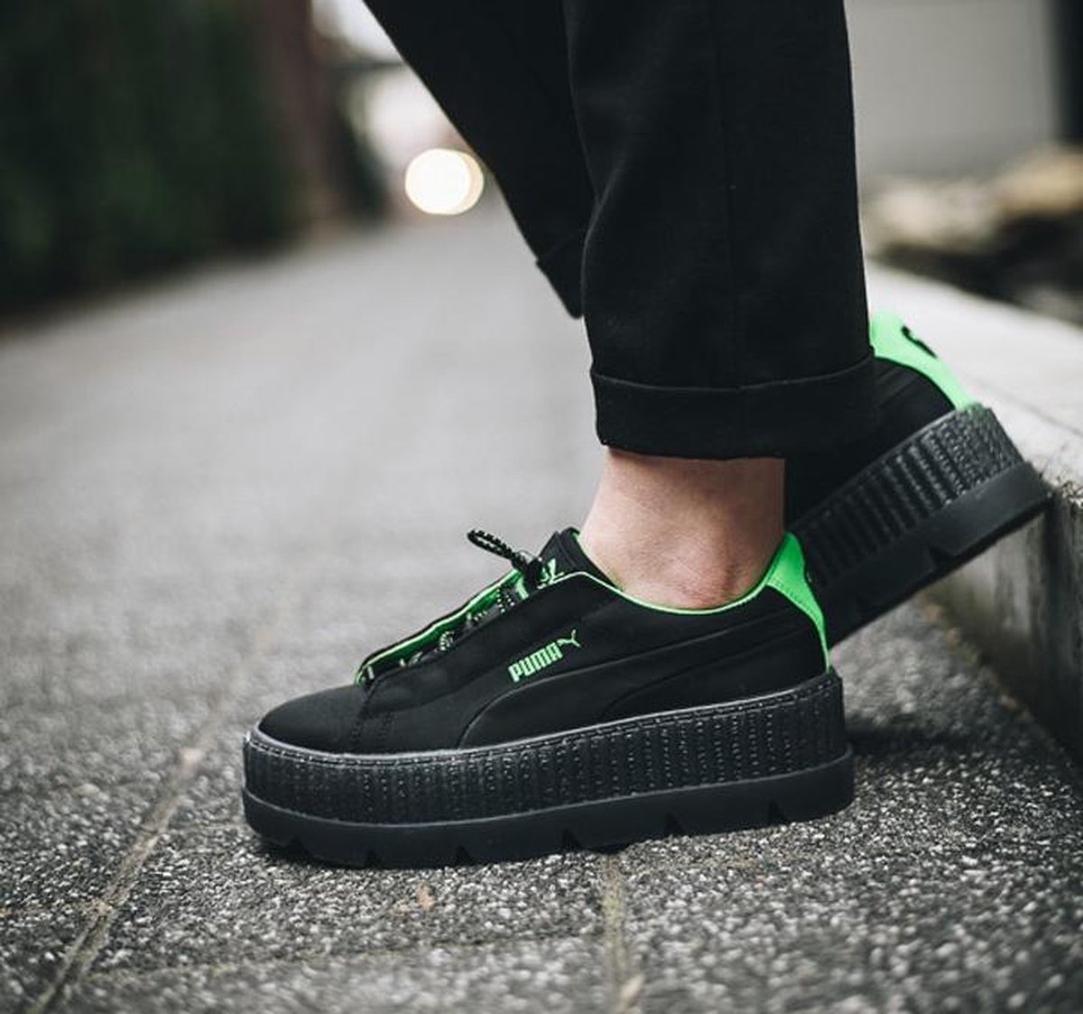 samenkomen Resultaat Verdampen Fenty PUMA by Rihanna Cleated Creeper Surf WNS 367681-03 Dames Sneakers  Schoenen zwart... | bol.com