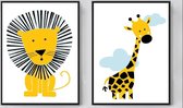 Postercity - Design Canvas Poster Stoere Leeuw & Giraffe met Wolkjes set / Kinderkamer / Dieren Poster / Babykamer - Kinderposter / Babyshower Cadeau / Muurdecoratie / 40 x 30cm / A3