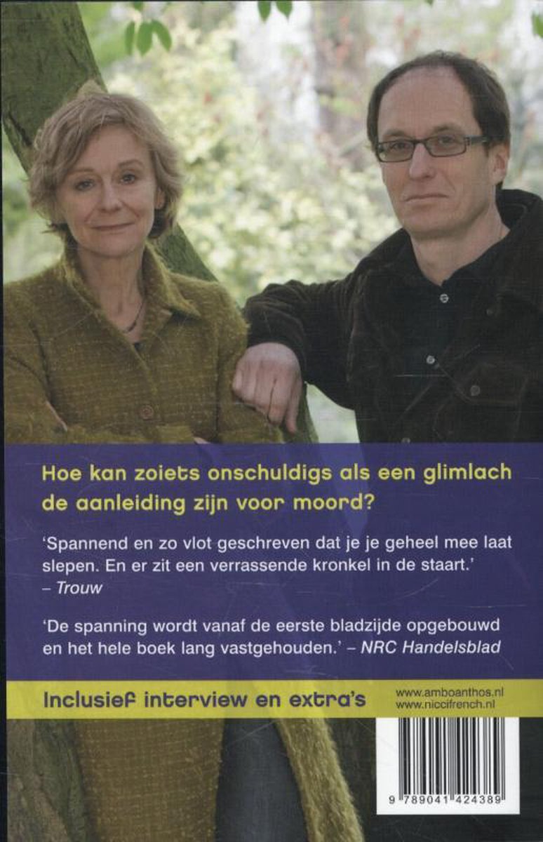 Achterkant boek van Nicci French met twee personen, gele tekst en barcode. Titel: 'De verborgen glimlach'.
