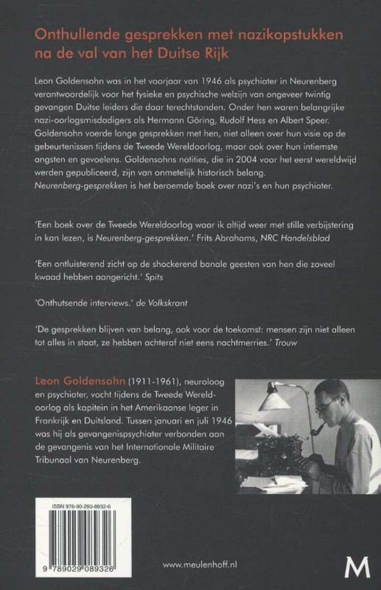 Achterkant boek met tekst, ISBN en een foto van een man zittend met een pijp.