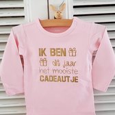 Shirtje baby tekst cadeautje | Ik ben dit jaar het mooiste cadeautje | lange mouw |   roze met goud | maat 74 | jarig party girl  Cakesmash outfit / first birthday  / eerste verjaardag / 1 een jaar