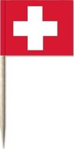 50x Cocktailprikkers Zwitserland 8 cm vlaggetje landen decoratie - Houten spiesjes met papieren vlaggetje - Wegwerp prikkertjes
