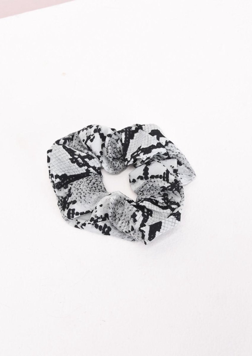 Haar scrunchie - haarscrunchie - snake print - slangenprint - fashion - trend - elastiek - haarelastiek - zwart wit