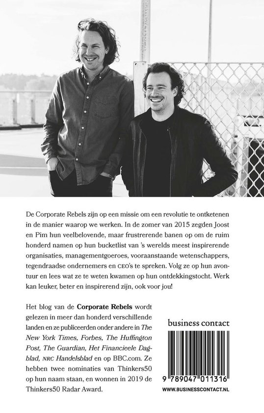 Twee lachende mannen, Joost Minnaar en Pim de Morree, staan naast elkaar. Links draagt Joost een donker overhemd en heeft zijn hand in zijn zak. Rechts draagt Pim een zwart leren jack.