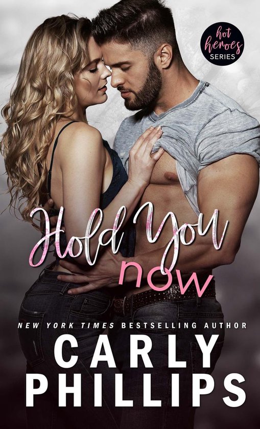 Un homme et une femme s'enlacent. Texte : Hold You now, Hot Heroes Series, Carly Phillips.