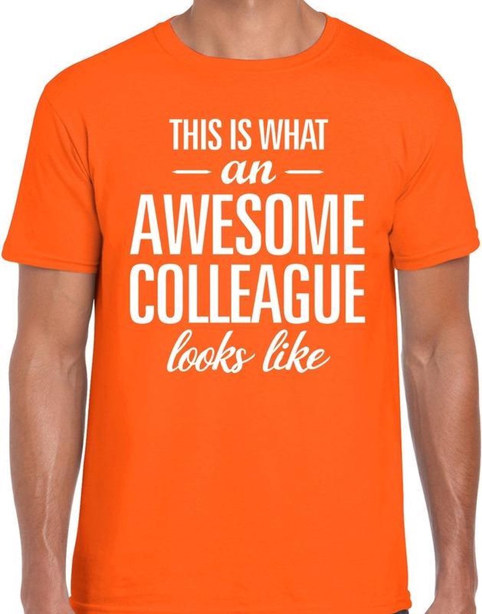 Afbeelding van product Bellatio Decorations  Awesome Colleague tekst t-shirt oranje heren - heren fun tekst shirt oranje L  - maat L