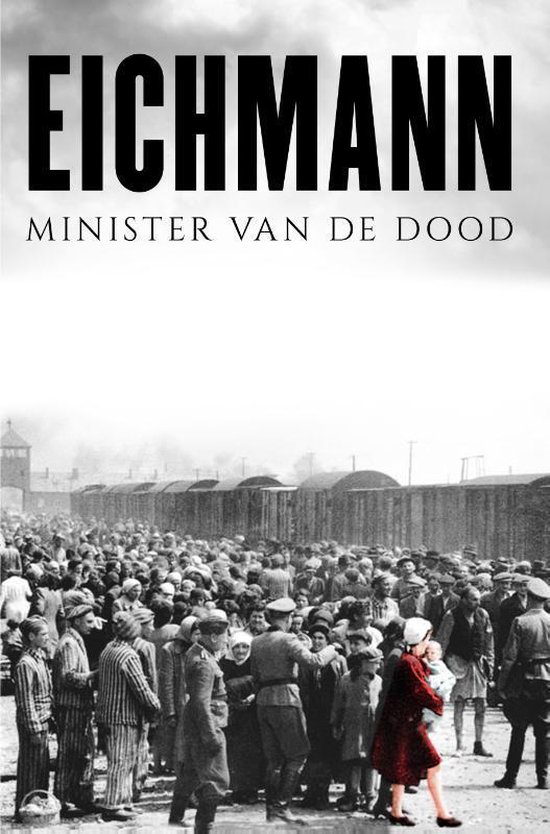 Massa mensen, sommigen in gestreepte kleding, bij een hek. "EICHMANN MINISTER VAN DE DOOD"