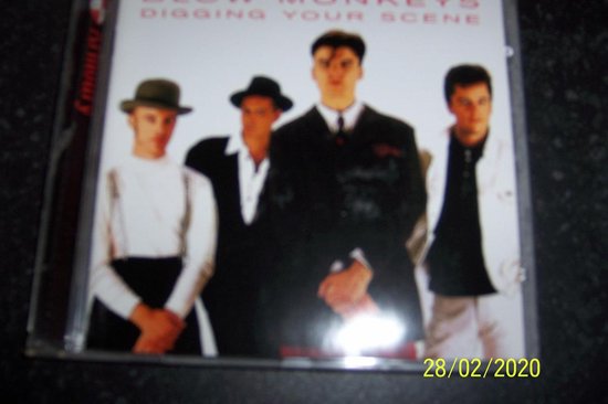 Albumhoes met de band The Blow Monkeys. Vier mannen in pakken met hoeden. Titel: Digging Your Scene.