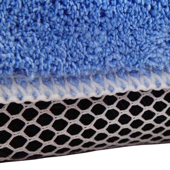 Detail van blauwe microvezel, witte omzoming en zwart gaas van een spons.