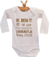 Baby Rompertje met tekst zwangerschap aankondiging bekendmaken 2023 - announcement Ik ben dit jaar het mooiste cadeautje baby   | lange  mouw | wit goud | maat 50-56 | cadeau papa