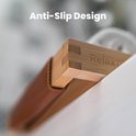 Detail van de bamboe badplank met anti-slip ontwerp, met het RelaxTub logo.