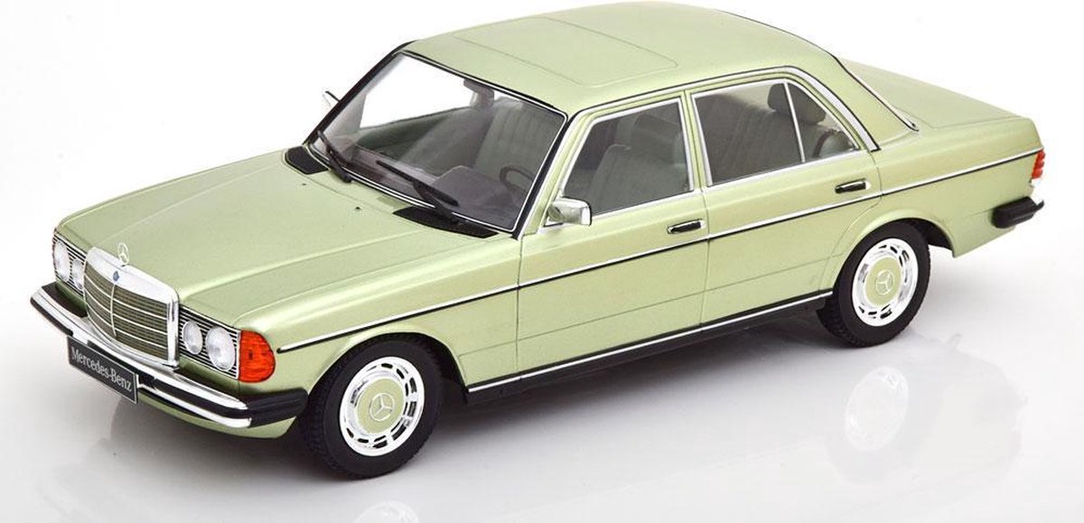 Mercedes-Benz 280E (W123) Bouwjaar 1977 Groen Metallic 1:18 KK 