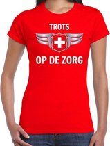 Trots op de zorg zilveren schild t-shirt rood voor dames L