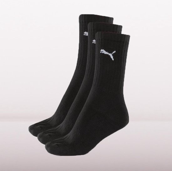 Drie zwarte PUMA sportsokken met wit logo.