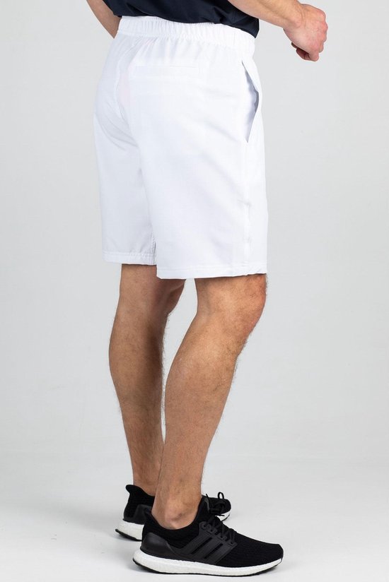 Witte korte sportbroek met verstelbare tailleband, steekzakken en zwarte sneakers