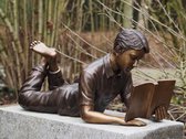 Tuinbeeld - bronzen beeld - Liggende lezende Jongen - 35 cm hoog