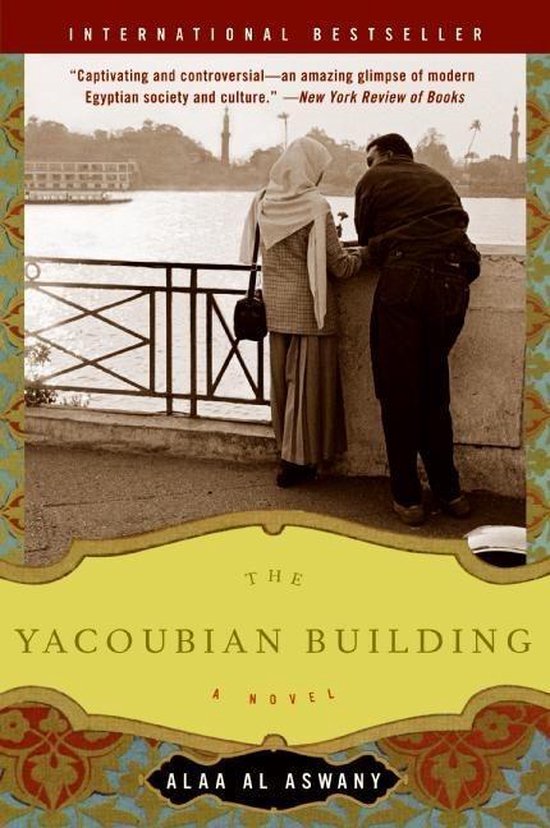 Boekcover met 'The Yacoubian Building A Novel' en een foto van een stel dat uitkijkt over het water, met gebouwen op de achtergrond.