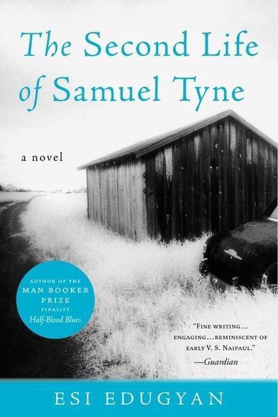 De omslag van 'The Second Life of Samuel Tyne' toont een zwart-witafbeelding van een schuur met verweerd hout en een oude auto ernaast. De titel staat in blauwe letters bovenaan.